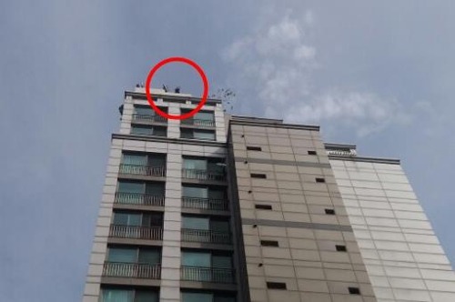 서울 20층 주상복합 옥상서 중년 남성 난동..에어매트 설치 | 인스티즈