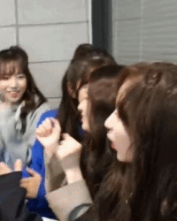 민주에게 턱잡히는 유진이 (아이즈원) | 인스티즈