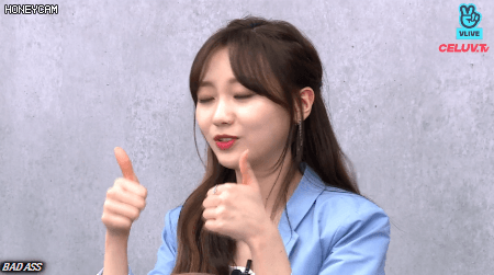 본인의 복근노출 사진에 부끄러워 하는 러블리즈 수정이.gif | 인스티즈