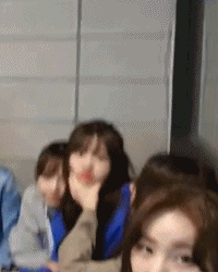 민주에게 턱잡히는 유진이 (아이즈원) | 인스티즈