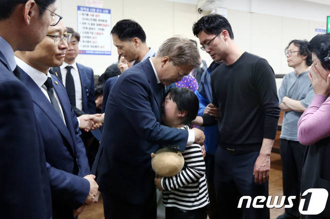 삼성중공업 크레인 사고 유가족 만난 문재인 | 인스티즈