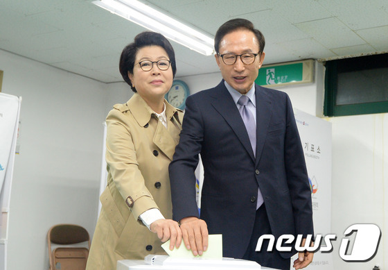 투표하는 이명박.jpg | 인스티즈