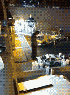 빨리 떨어지라고 밀치는 소방관 | 인스티즈