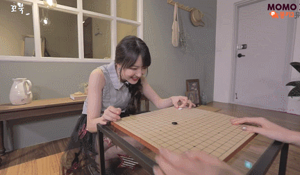 알까기하는 여자친구 예린.gif | 인스티즈