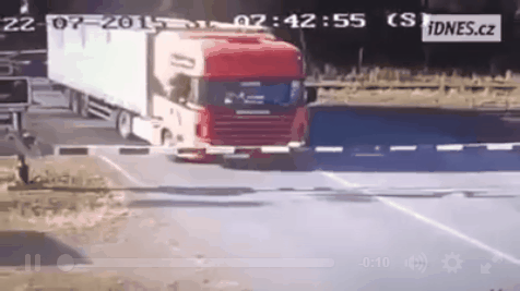 체코 트럭,열차 충돌 사고.gif | 인스티즈