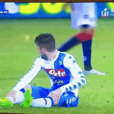 동료 도움없이 일어나는 메르텐스.gif | 인스티즈