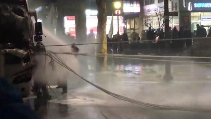 조준해서 쓰러뜨린후 물대포쏘는 경찰 | 인스티즈