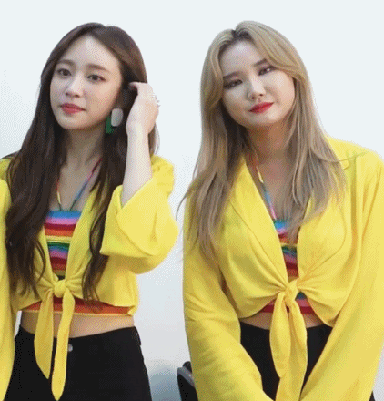 솔지 엉덩이 때리는 LE.gif | 인스티즈