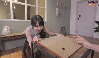 알까기하는 여자친구 예린.gif | 인스티즈