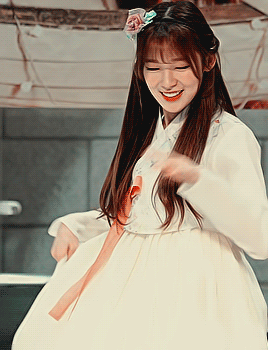 한복을 차려입은 오마이걸 아린이.gif | 인스티즈