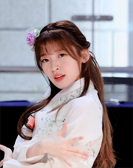 한복을 차려입은 오마이걸 아린이.gif | 인스티즈