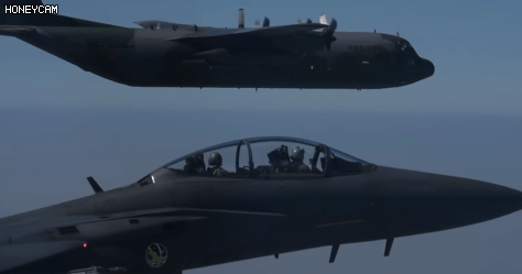 국군 전사자 유해를 모신 수송기에 경례하는 호위 공군들 .GIF | 인스티즈