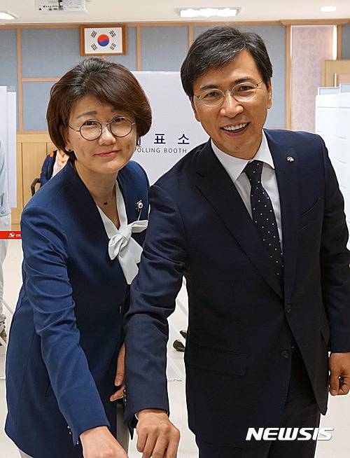 사전투표하는 안희정 충남지사 | 인스티즈