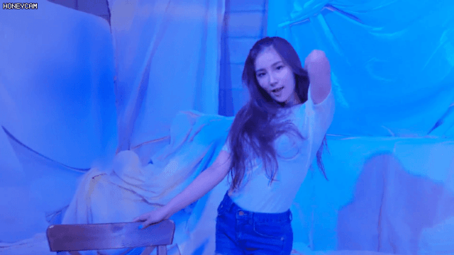 흰티에 청바지입고 춤추는 앨리스 소희.gif | 인스티즈