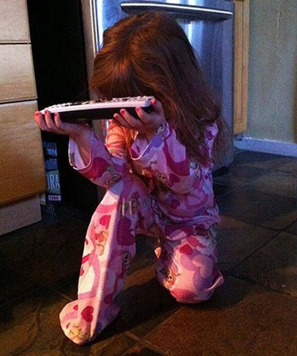 리모컨 사용법 몰라서 아침마다 만화 틀어달라는 딸.jpg | 인스티즈