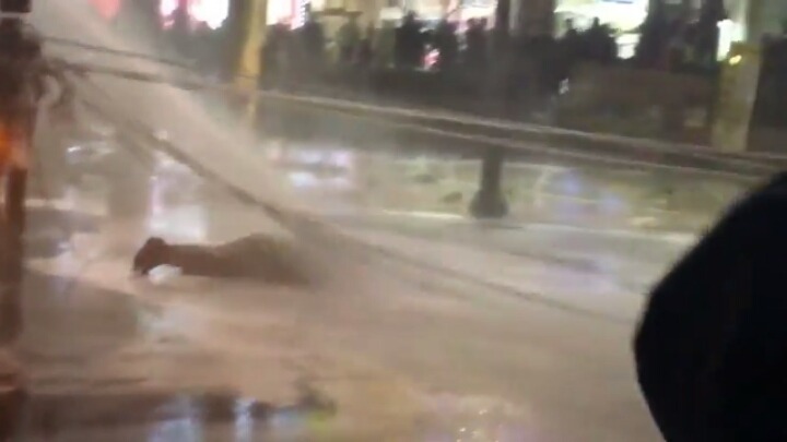 조준해서 쓰러뜨린후 물대포쏘는 경찰 | 인스티즈