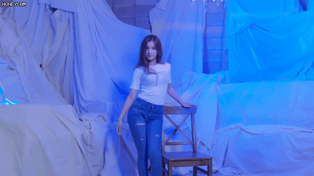 흰티에 청바지입고 춤추는 앨리스 소희.gif | 인스티즈