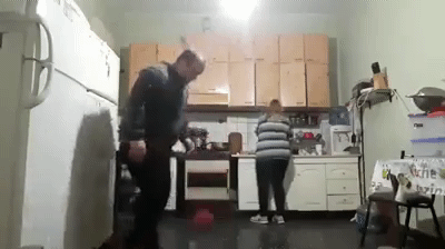 남편이 아내에게 등짝을 맞는이유.gif | 인스티즈