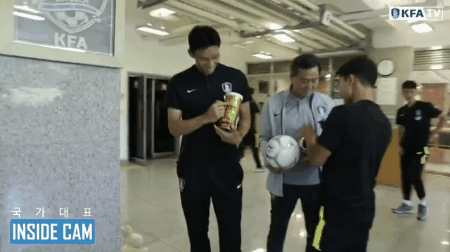 황의조 머쓱타드gif | 인스티즈