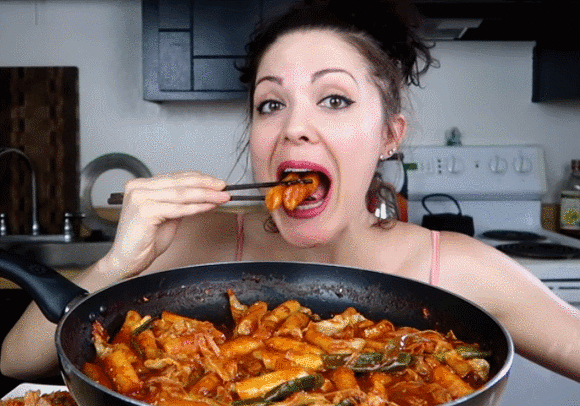 외국 먹방 유튜버들이 만든 떡볶이.gif (한글 표기의 중요성) | 인스티즈