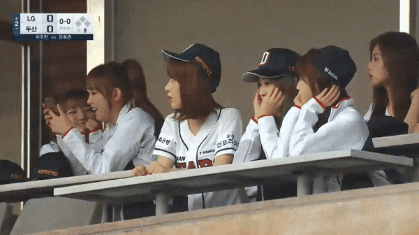 중계에 잡힌 응원석 앉아있는 아이즈원 .gif | 인스티즈