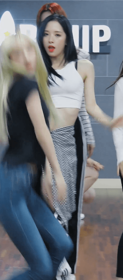 흰색 크롭티입은 우주소녀 보나 ㄷㄷ.gif | 인스티즈