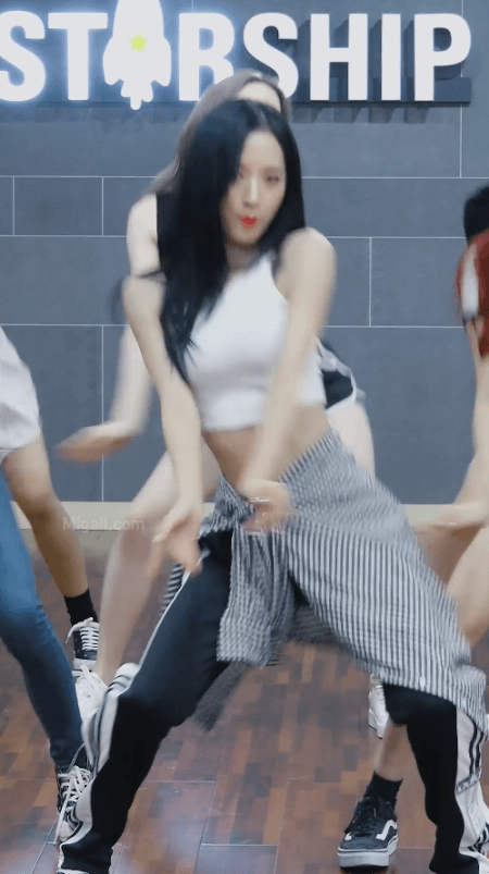 흰색 크롭티입은 우주소녀 보나 ㄷㄷ.gif | 인스티즈