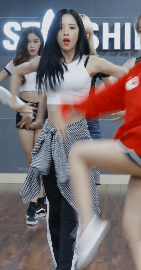 흰색 크롭티입은 우주소녀 보나 ㄷㄷ.gif | 인스티즈