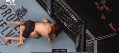 오늘자 오지게 쳐맞는 코맥.GIF | 인스티즈