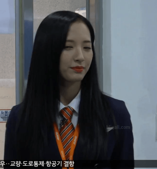 승무원이 된 우주소녀 보나.gif | 인스티즈