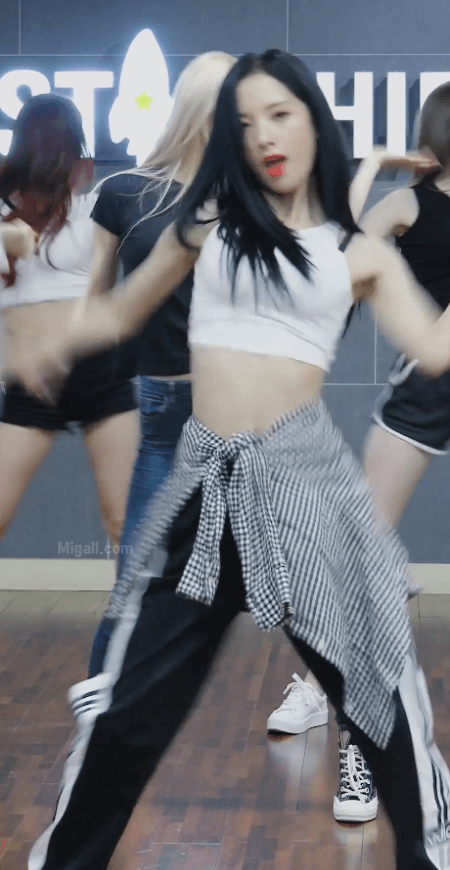 흰색 크롭티입은 우주소녀 보나 ㄷㄷ.gif | 인스티즈