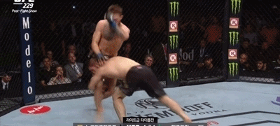 오늘자 오지게 쳐맞는 코맥.GIF | 인스티즈