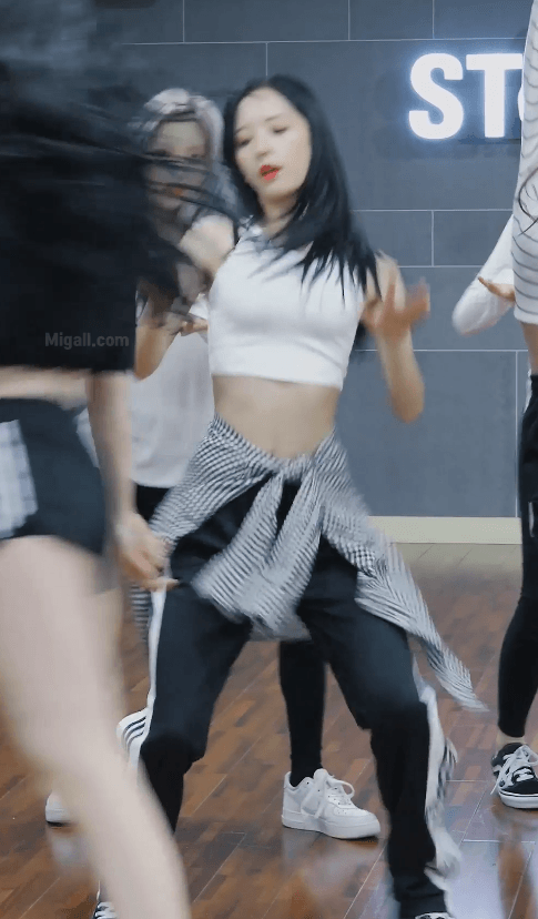 흰색 크롭티입은 우주소녀 보나 ㄷㄷ.gif | 인스티즈