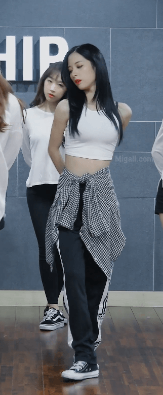 흰색 크롭티입은 우주소녀 보나 ㄷㄷ.gif | 인스티즈