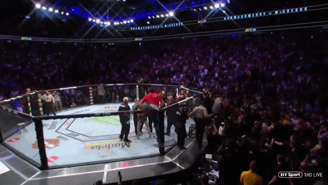 앞뒤로 맥그리거 구타하는 하빕 친구들.gif | 인스티즈