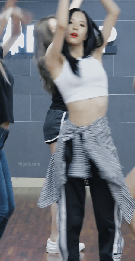 흰색 크롭티입은 우주소녀 보나 ㄷㄷ.gif | 인스티즈