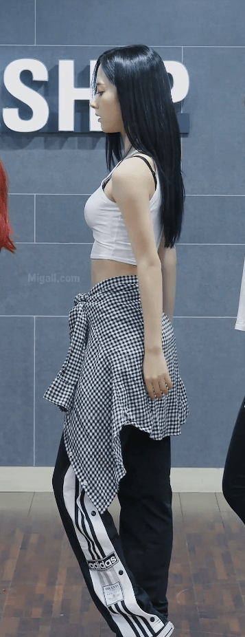 흰색 크롭티입은 우주소녀 보나 ㄷㄷ.gif | 인스티즈