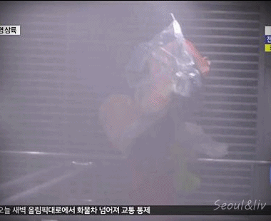 강풍 체험하는 기상캐스터.gif | 인스티즈