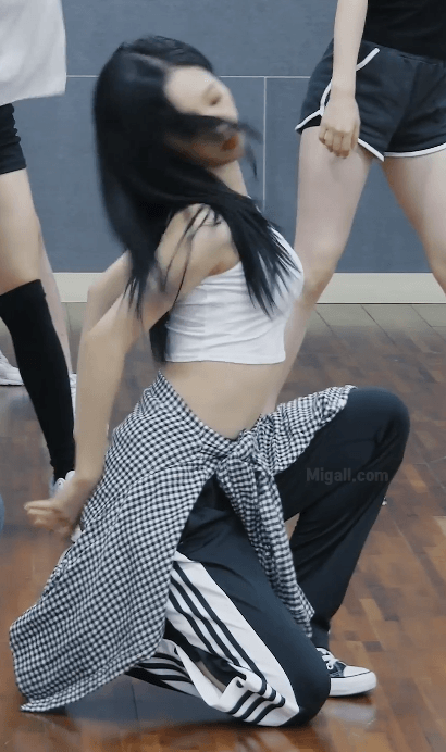 흰색 크롭티입은 우주소녀 보나 ㄷㄷ.gif | 인스티즈