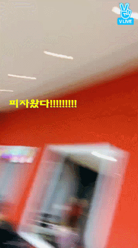 먹을걸로 낚시했다가 응징당하는 여자친구 예린.gif | 인스티즈