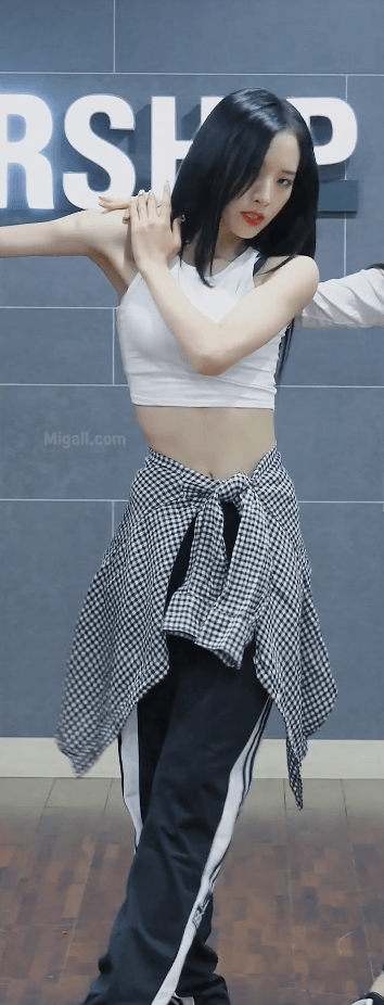 흰색 크롭티입은 우주소녀 보나 ㄷㄷ.gif | 인스티즈