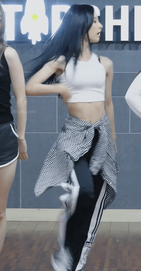 흰색 크롭티입은 우주소녀 보나 ㄷㄷ.gif | 인스티즈