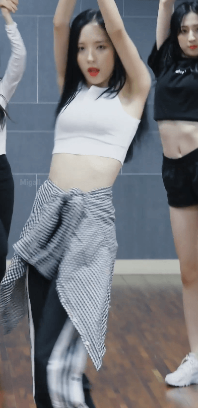 흰색 크롭티입은 우주소녀 보나 ㄷㄷ.gif | 인스티즈