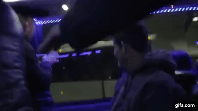 하빕이 탄 버스에 운반카트 던져서 유리창 깼었던 코너 맥그리거 .gif | 인스티즈