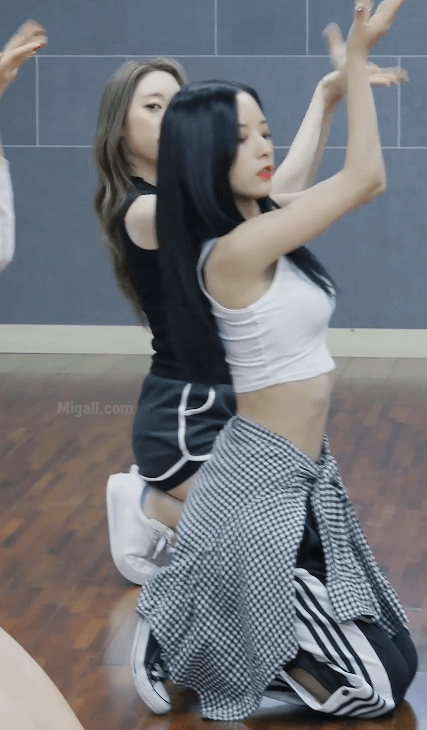 흰색 크롭티입은 우주소녀 보나 ㄷㄷ.gif | 인스티즈