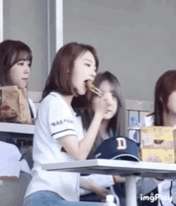 아이즈원 사쿠라 턱 받쳐주는 이채연.gif | 인스티즈