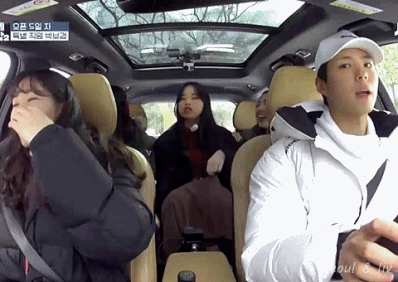 박보검이 운전하는 차에 탄 여학생들.JPG | 인스티즈