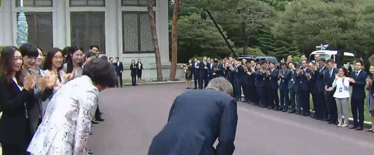 다시 보는 문재인 대통령 청와대 입성 장면.gif | 인스티즈