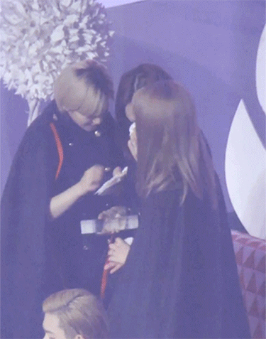 펑펑 우는데도 대상 트로피는 갖고싶은 나연.GIF | 인스티즈