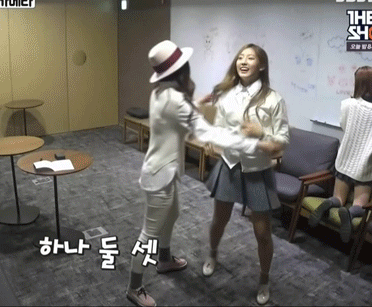 멤버들 때리는 지수.gif | 인스티즈